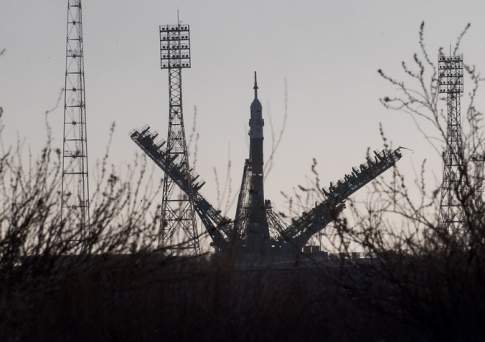 Ракета «Союз» с пилотируемым кораблем «Союз МС-08» установлена на стартовом «столе» Байконура